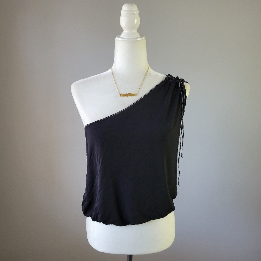 MAX STUDIO // black sleeveless one shoulder silky feel top